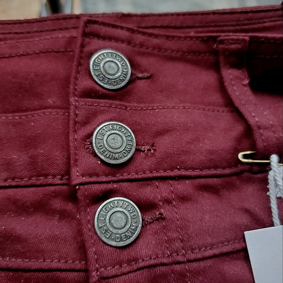 Ardene's High Rise Shorts, Dark Red Colour, Size 9 ( M ) - Picture 5 of 12